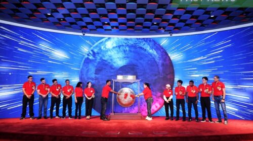 Shares of Chinese logistics provider J&T Global Express opened at HK$12 in their Friday trading debut, unchanged from its IPO price.
