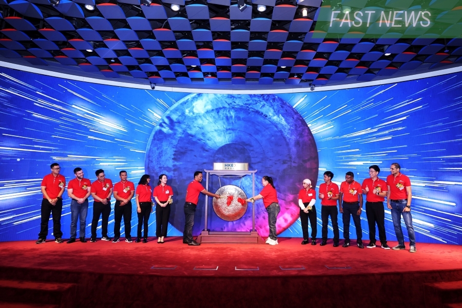 Shares of Chinese logistics provider J&T Global Express opened at HK$12 in their Friday trading debut, unchanged from its IPO price.