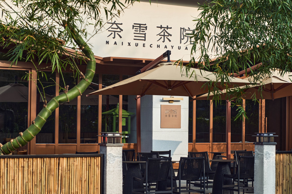 Nayuki tries out teahouse concept