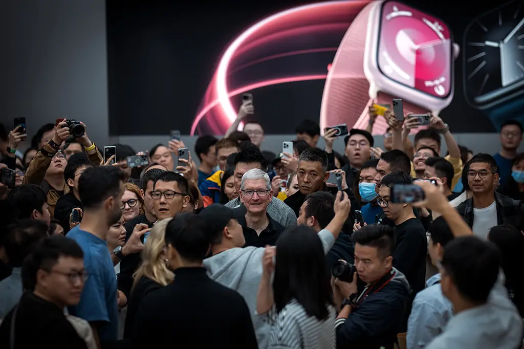 Tim Cook in a Apple Store in Chengdu, China