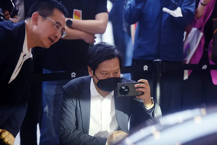 Lei Jun of Xiaomi inspects a Nio NEV
