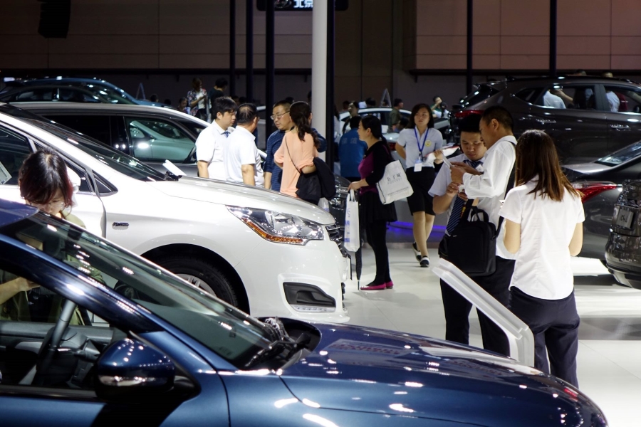 This Chinese car trading giant is expanding its network of high-tech showrooms where customers can check out various models in virtual reality.