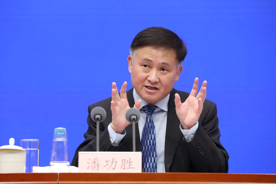 China has launched a rescue mission for slumping Hong Kong and mainland share markets after the Hang Seng index fell below 15,000 points.