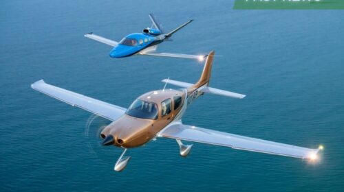 Aircraft maker Cirrus Aircraft opened at HK$27.5 in their Friday trading debut.