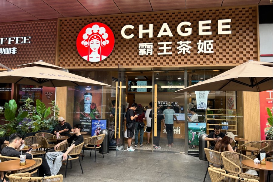 A Milk Tea busboy transformed into a tea beverage sector tycoon, offering wise counsel to Haidilao