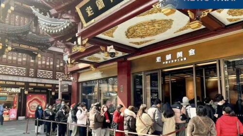顧客在老舖黃金上海門店外排隊搶購黃金首飾