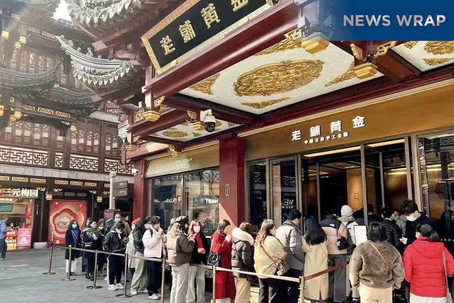 顧客在老舖黃金上海門店外排隊搶購黃金首飾